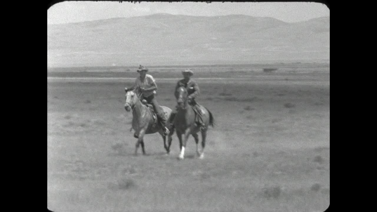 两个牛仔在怀俄明州的平原上疾驰而过;1962视频素材