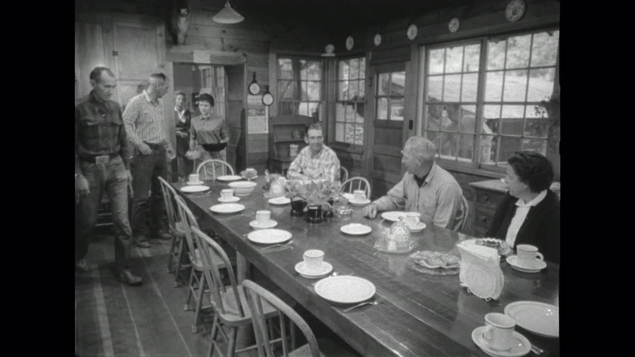 WS群牧场工人一起吃饭;1962视频下载