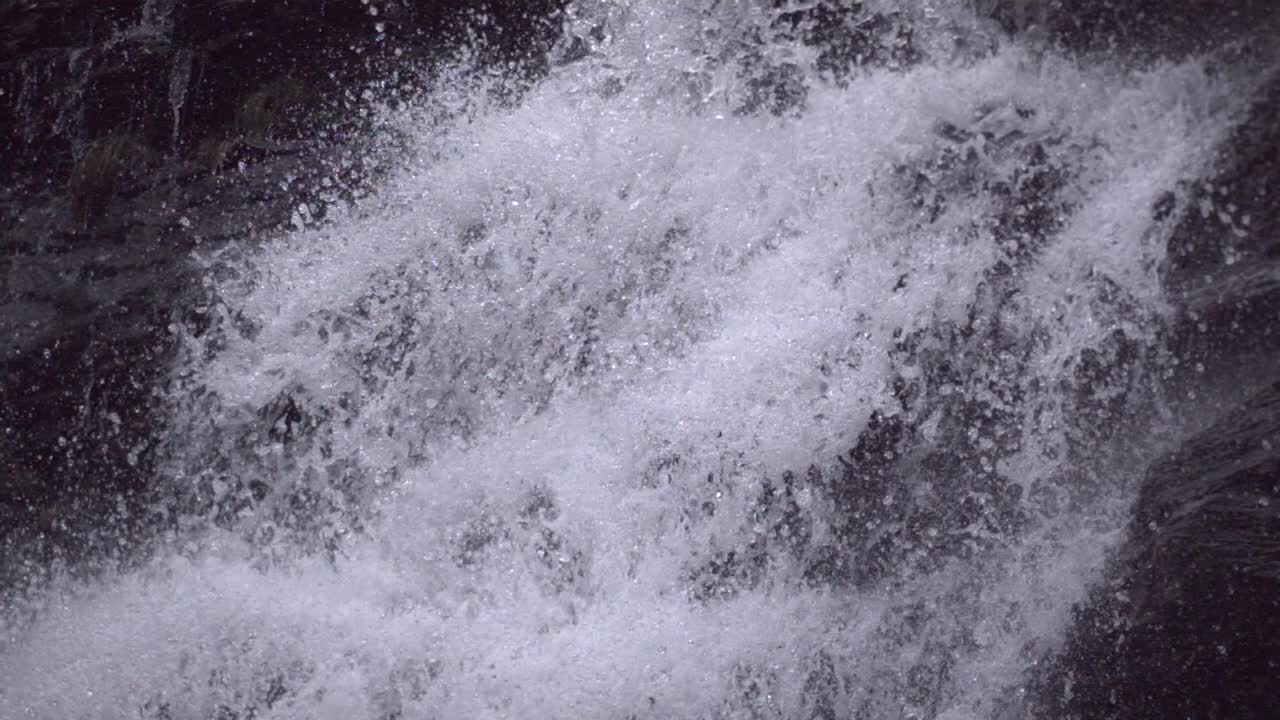 落下的白水(超级慢动作)视频下载