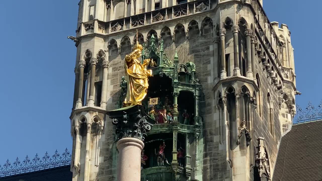 德国慕尼黑。著名的玛丽安柱在玛丽公共广场的新市政厅前。钟琴音乐。视频和声音视频下载