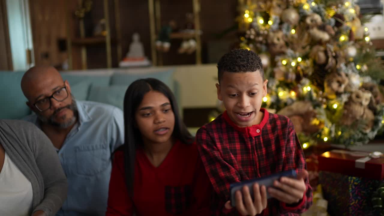 家人在圣诞节在家视频通话视频素材