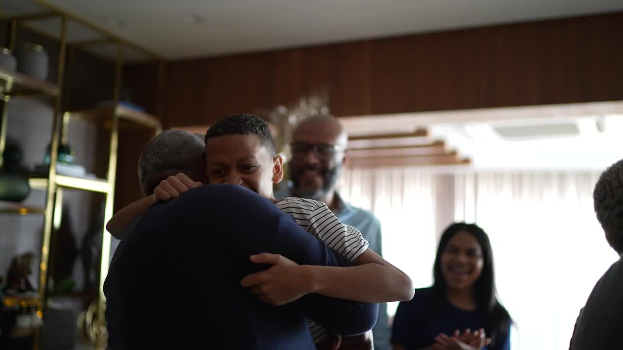 父亲和儿子在家里拥抱在圣诞节视频下载
