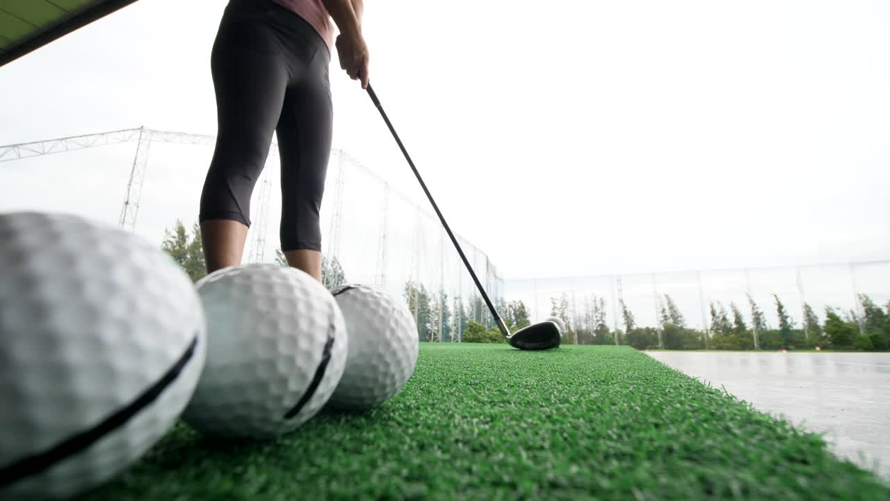 女高尔夫球选手驾驶击球视频下载