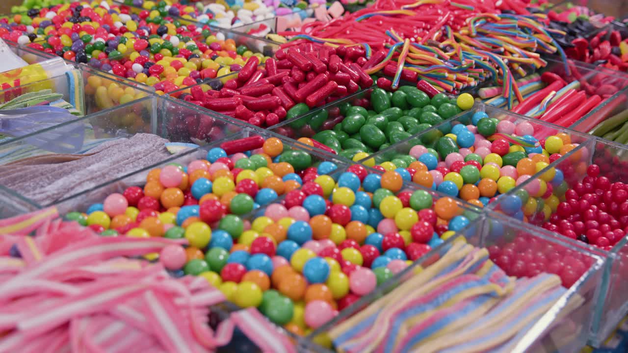 各色果冻状的糖果和彩色的口香糖球作为背景视频下载