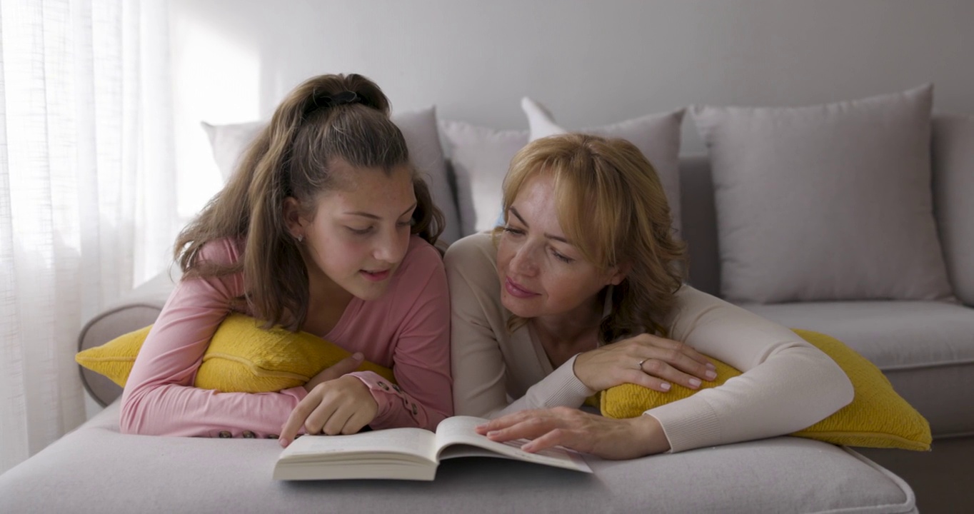 快乐的妈妈和女儿正在看书视频素材