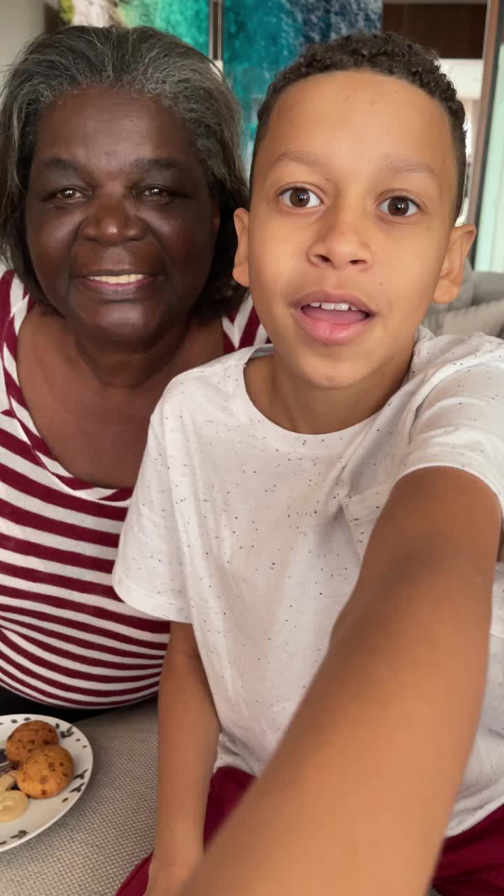 少年和祖母在家视频通话的照片视频素材