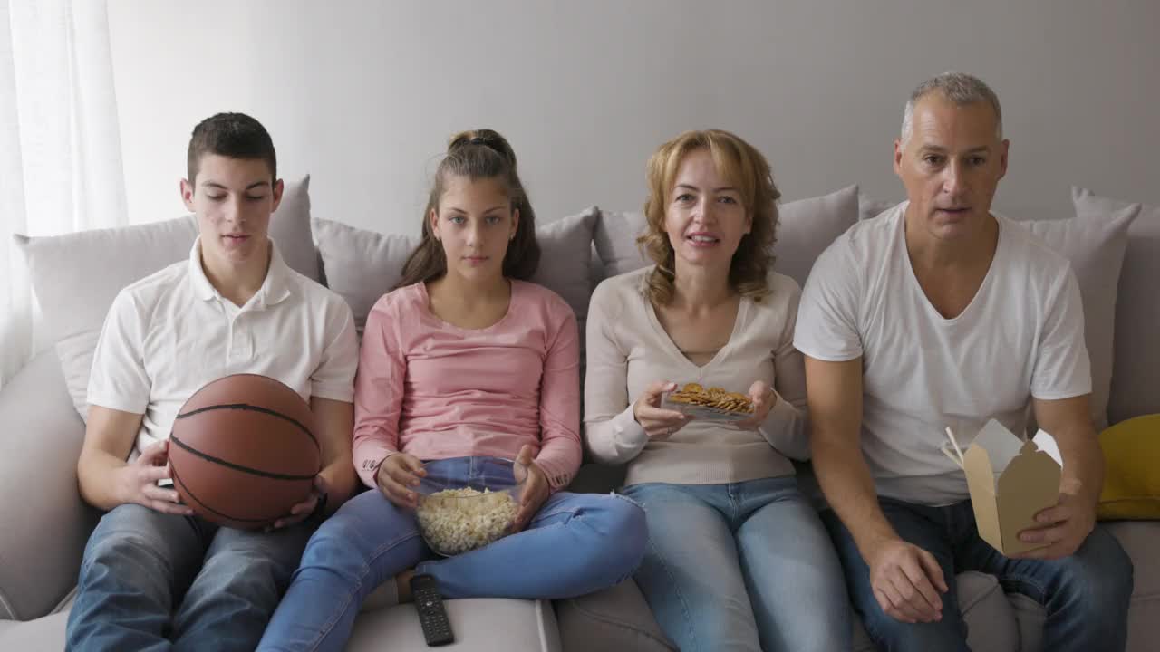 看篮球比赛，家人在家。视频下载