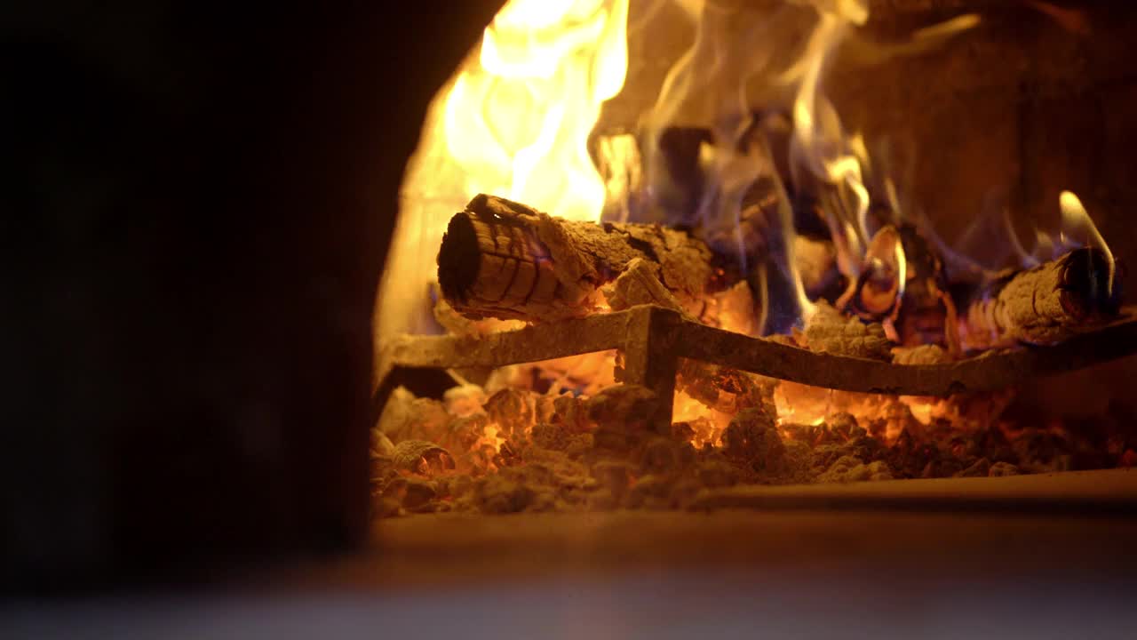 传统砖炉与火-披萨炉视频下载