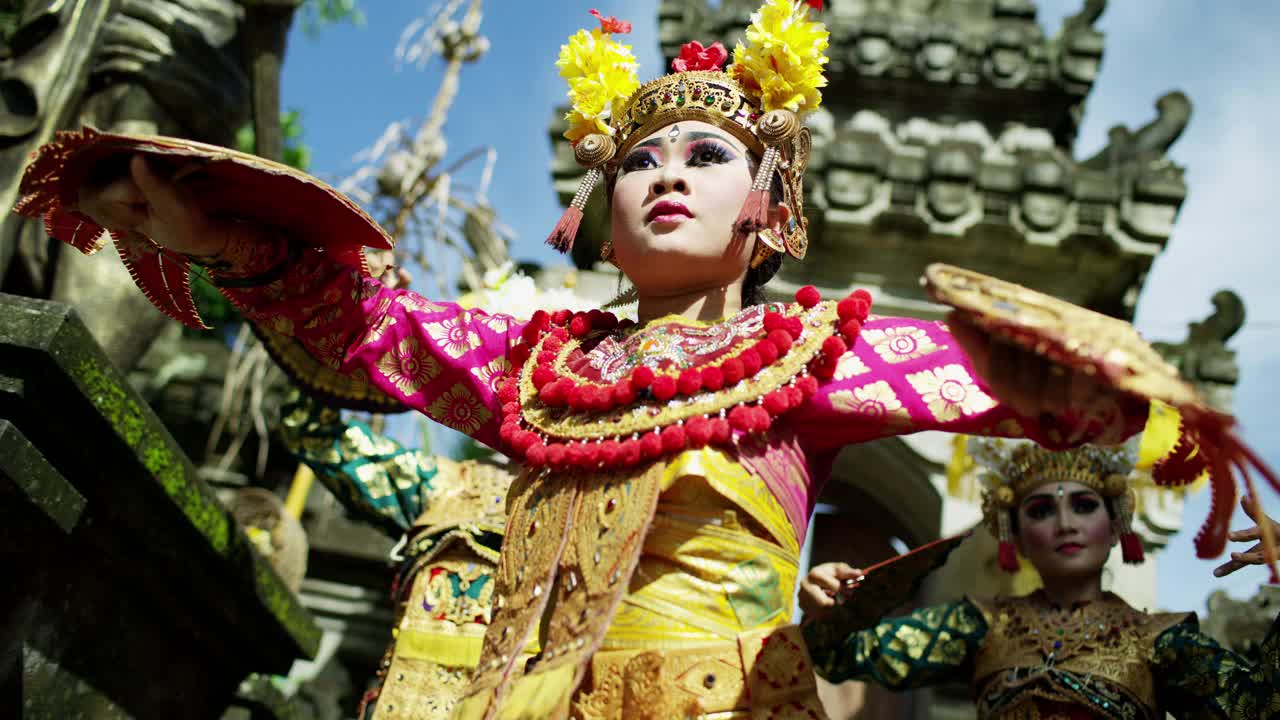 三个美丽的艺术巴厘精神舞蹈表演者印度尼西亚视频下载