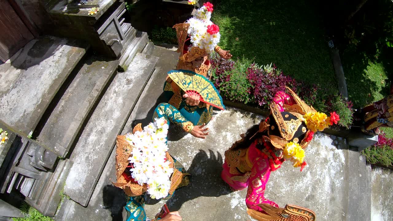 俯瞰印度教寺庙外的巴厘岛女舞者视频下载