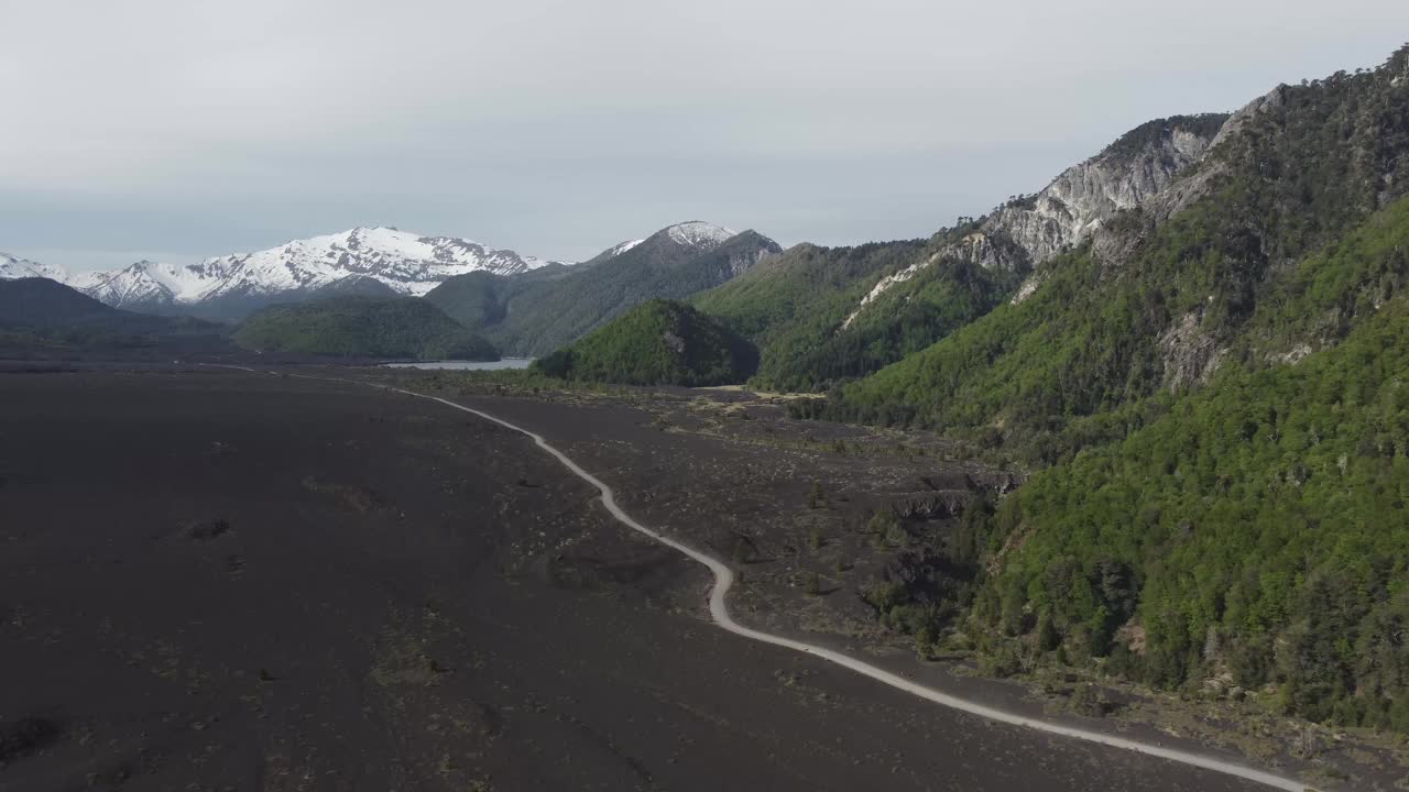 穿越智利南部熔岩平原的土路视频素材