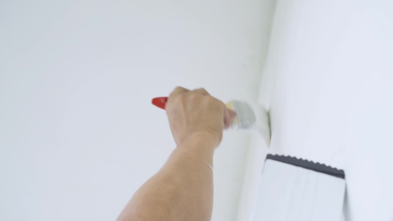 修理工用油漆刷手粉刷墙壁视频素材