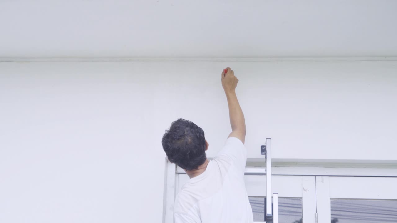 油漆工用画笔刷墙视频素材