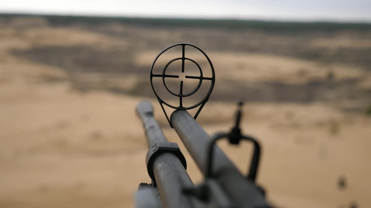 空中机关枪用颤动的弹壳带瞄准直升机中的沙漠目标视频下载