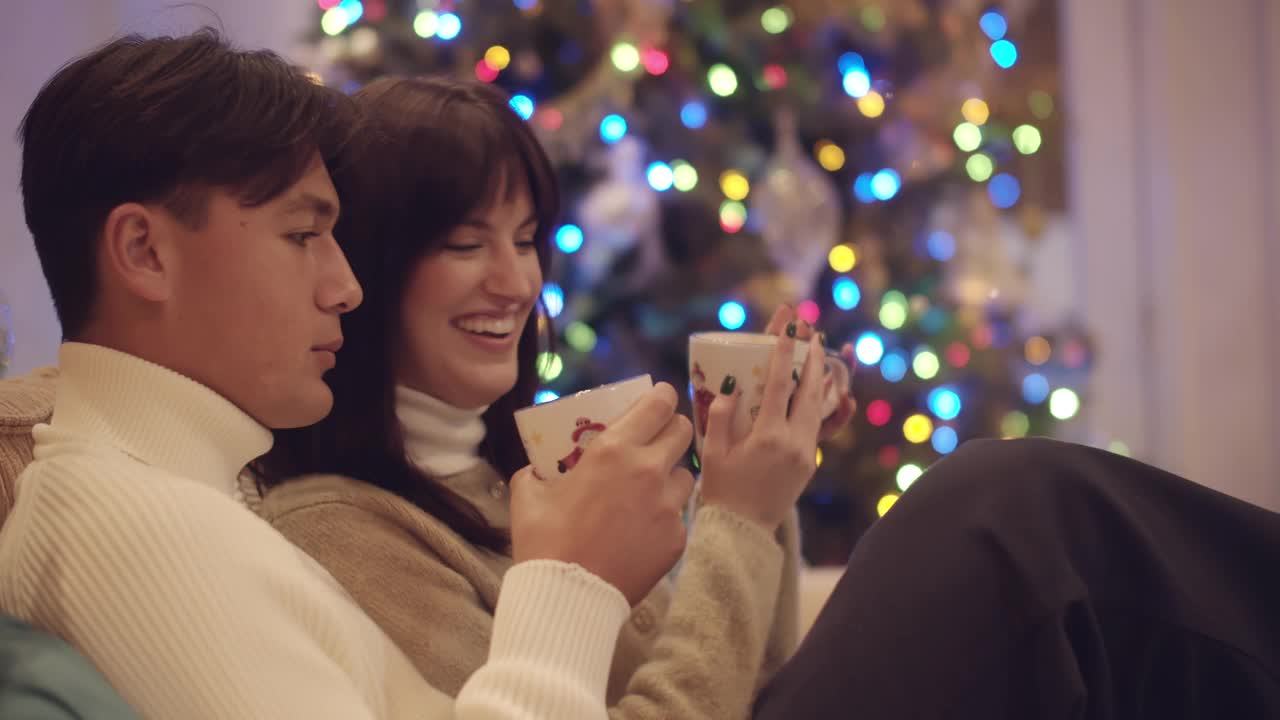 在圣诞节喝热巧克力的年轻夫妇视频素材