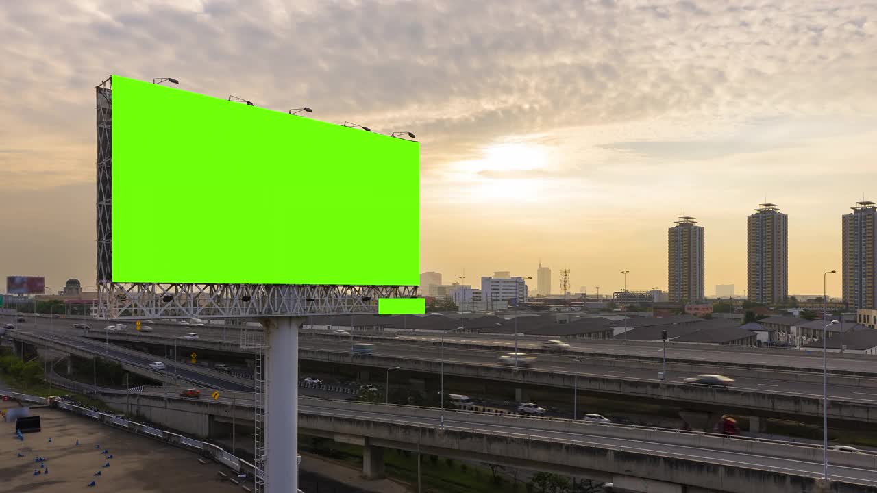现代城市高速公路旁的广告牌时间间隔视频下载