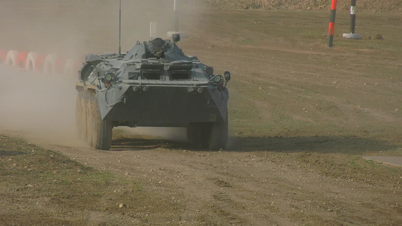 装甲运兵车在障碍训练中越过护城河视频下载