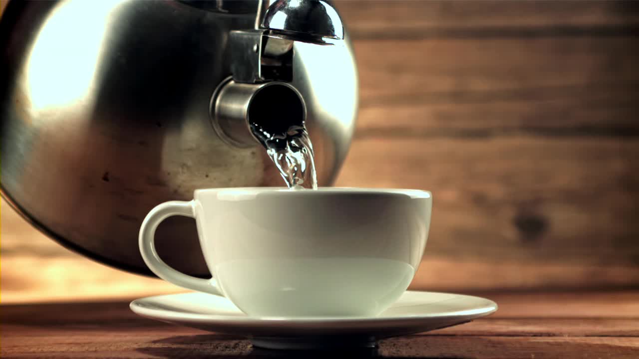 在家煮香浓咖啡。拍摄是慢动作1000帧/秒。视频下载