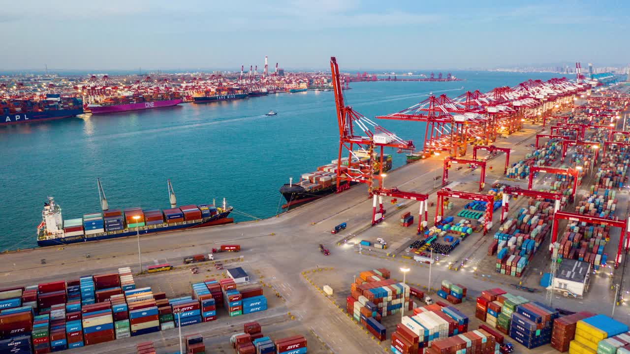 时间流逝。无人机航拍集装箱货船在青岛市码头商港、商务物流与运输业的航拍视频素材