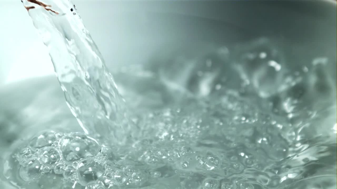 一股带气泡的热水。拍摄是每秒1000帧的慢动作。视频素材