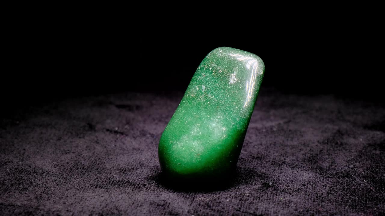 绿色宝石矿物软玉视频素材