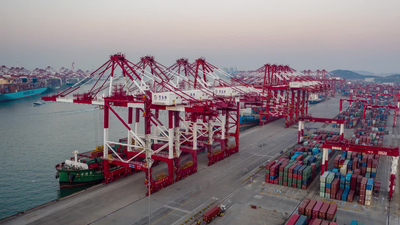 时间流逝。无人机航拍集装箱货船在青岛市码头商港、商务物流与运输业的航拍视频素材