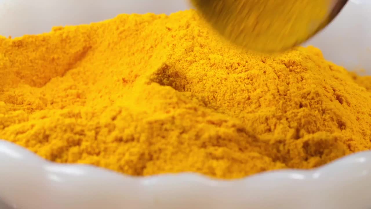姜黄粉放在碗里，视频下载
