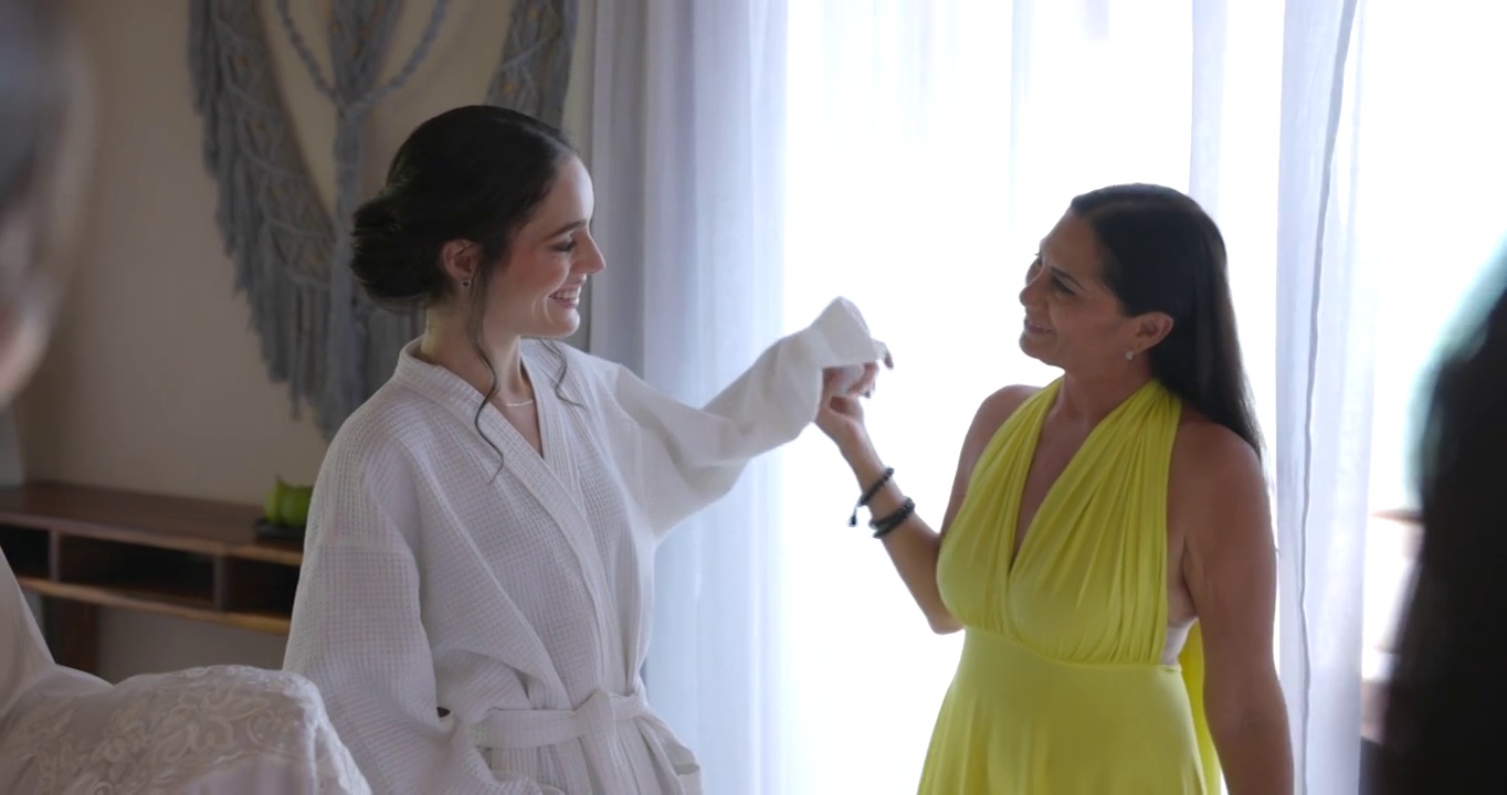 婚礼前，新娘和母亲微笑着拥抱在豪华度假套房视频素材