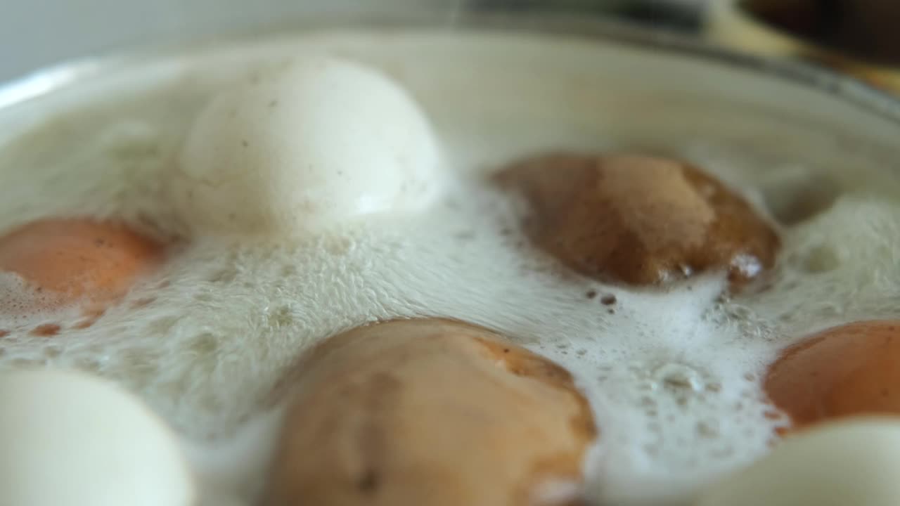 土豆和鸡蛋在平底锅里煮。准备做饭。视频素材