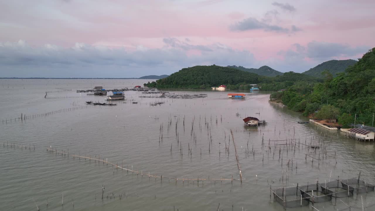 无人机在泰国松卡省松卡湖上空，带着捕鱼设备和渔场视频素材