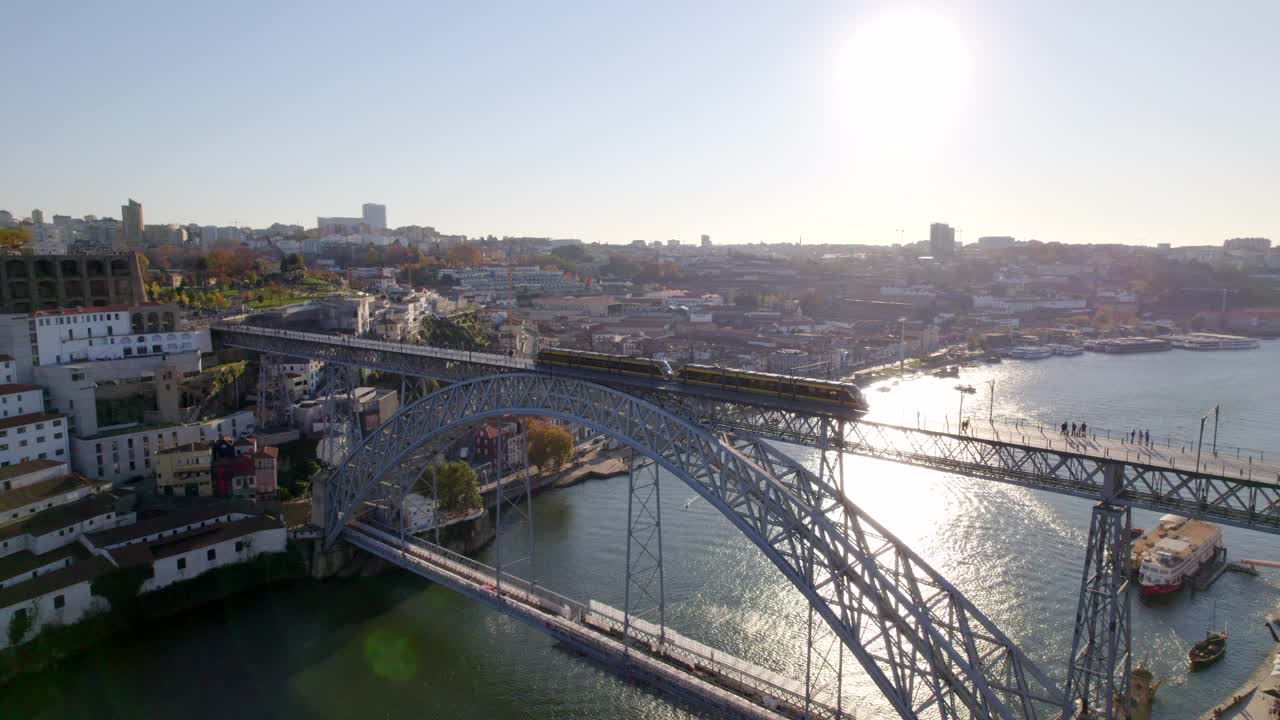 波尔图的杜罗河大桥和塞拉多皮拉尔修道院的鸟瞰图视频下载