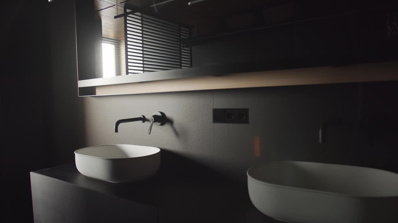 真正的现代简约浴室配以黑灰色调，豪华家居视频素材