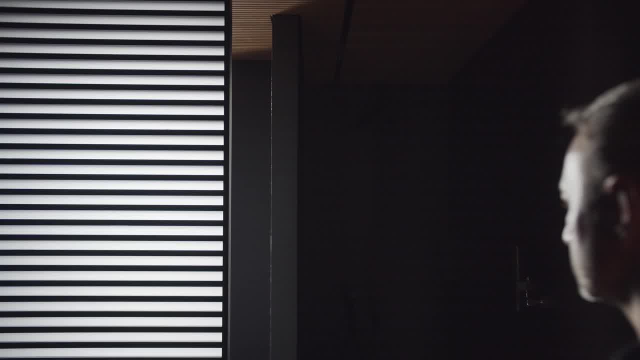 一个男人关上了通往黑色的现代极简主义浴室的门视频素材
