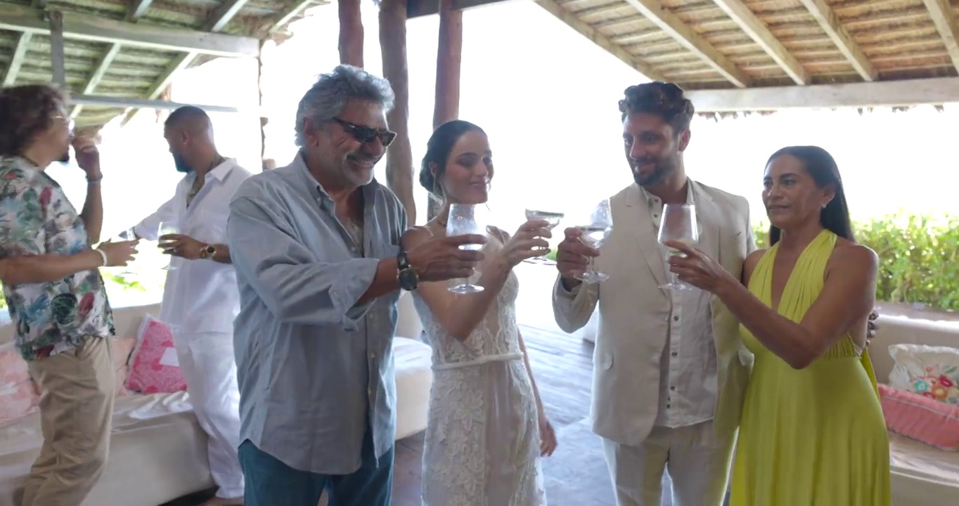 婚礼前，朋友们微笑的新娘和新郎与父母在豪华的热带别墅喝酒视频素材