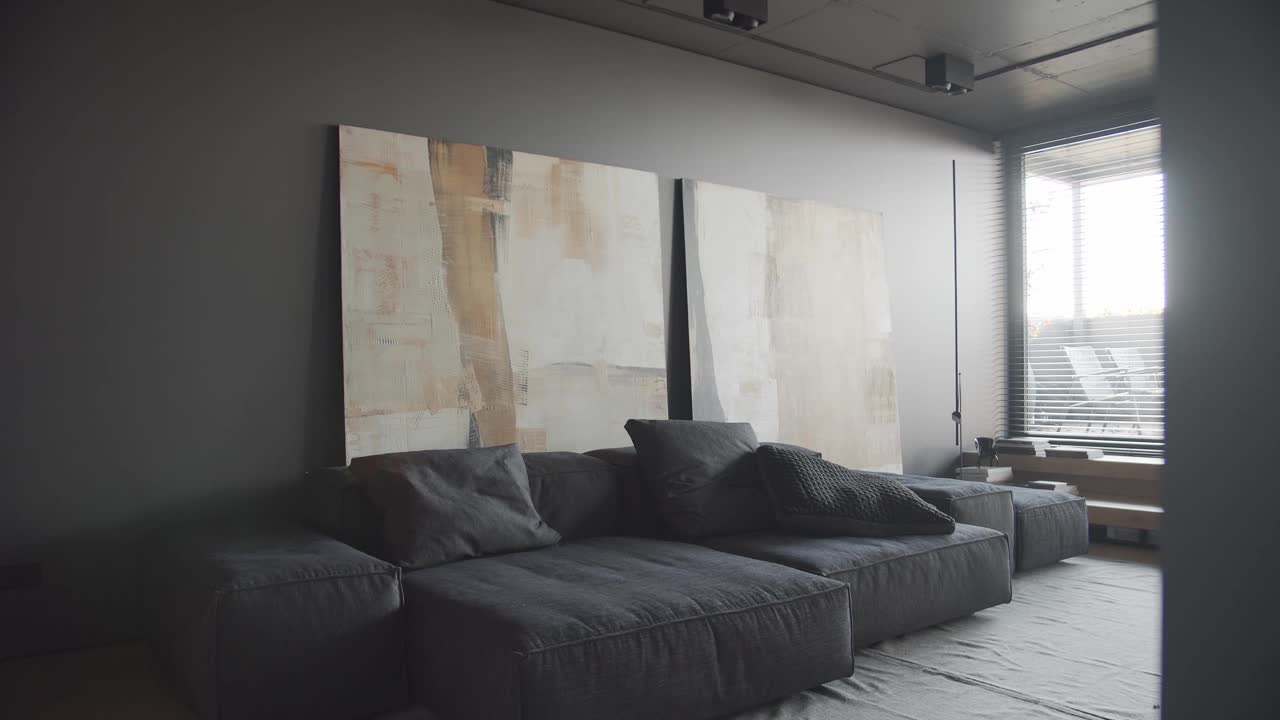 现代极简主义客厅采用黑灰色调，大画幅视频下载