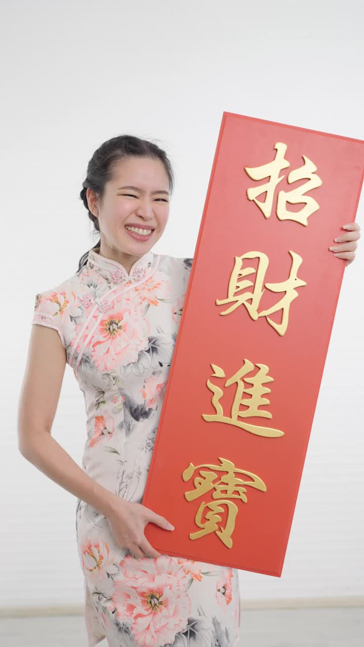 一位拿着贺卡的中国妇女视频下载