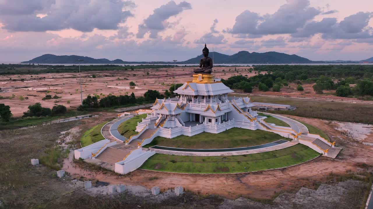 无人机拍摄的泰国松卡省普塔蒙松区佛像日落视频素材