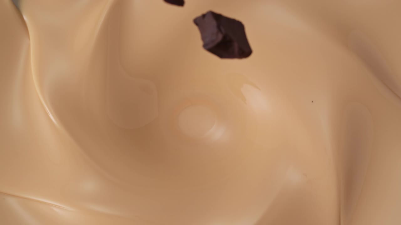 将巧克力片加入冰淇淋混合物中视频素材