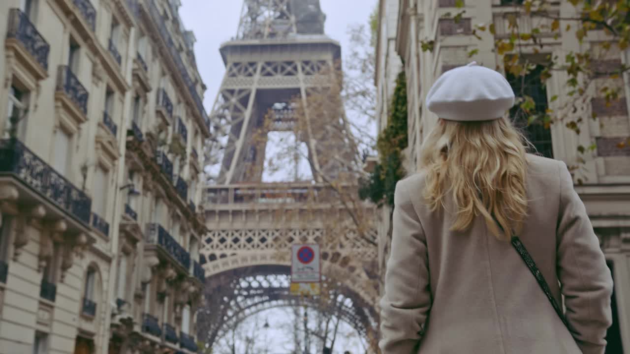 一个法国女人沿着街道走向艾菲尔铁塔视频下载