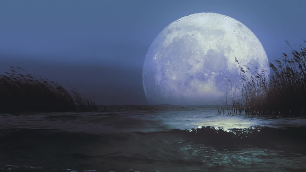 巨大神奇的蓝月亮映在湖水或大海中。风景优美浪漫的背景。视频下载