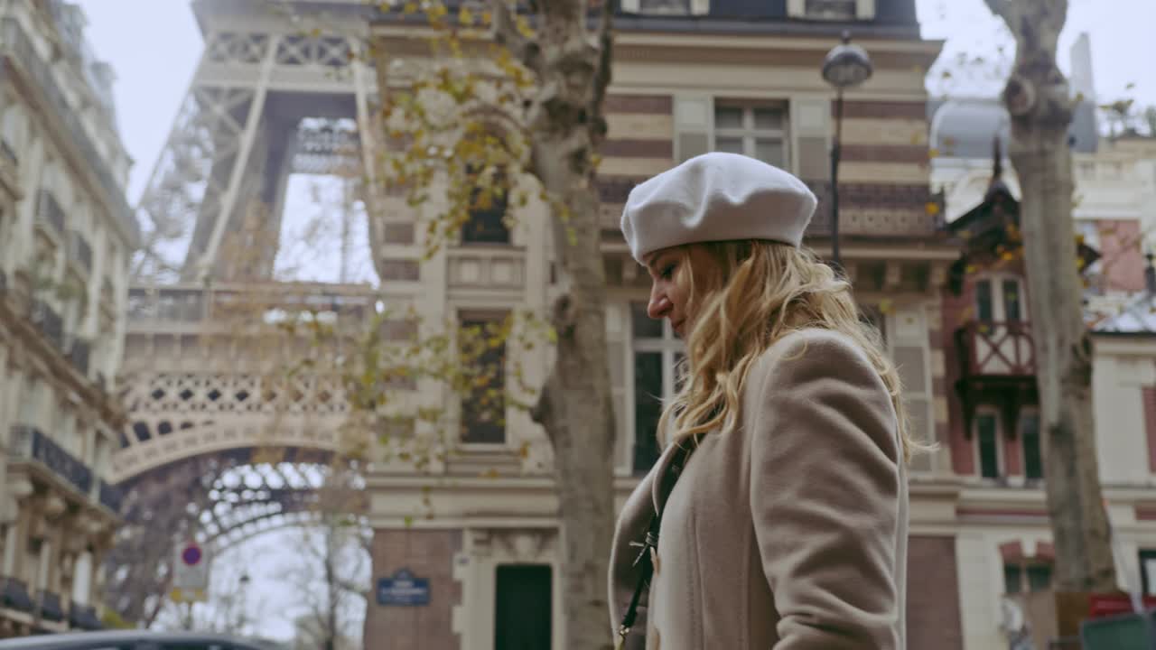 一个法国女人沿着艾菲尔铁塔走在街上视频下载