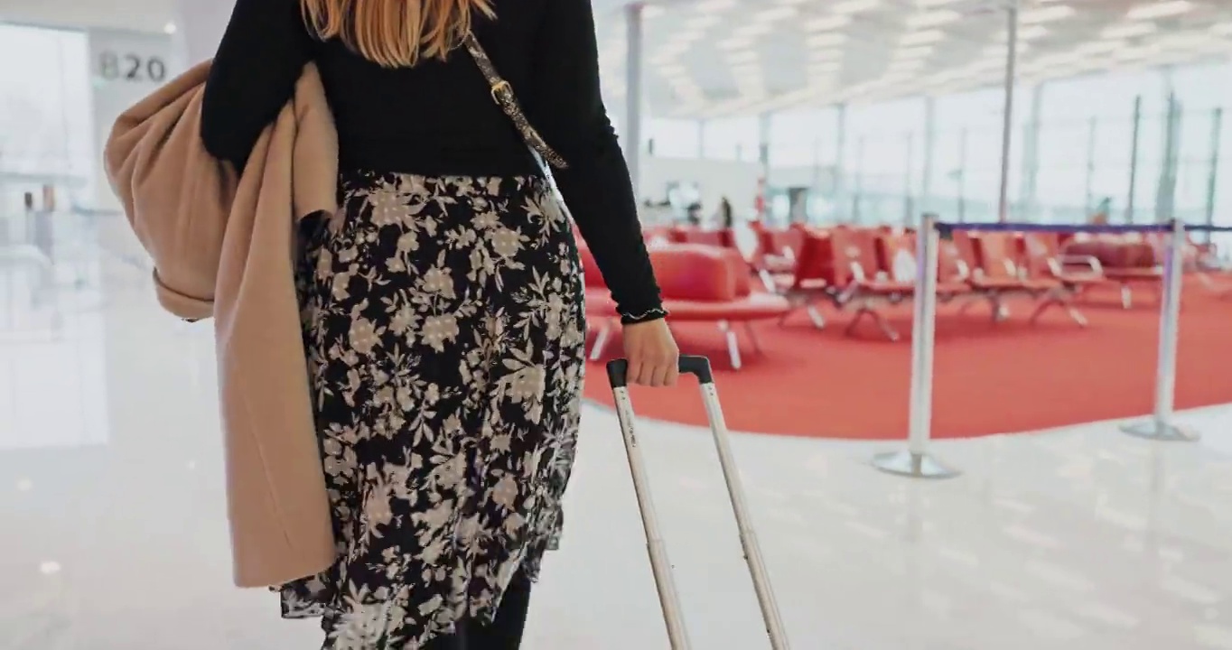 女士带着行李穿过机场休息室视频下载