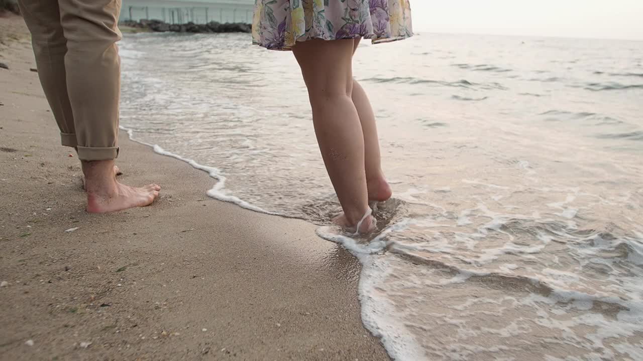日出时海滩约会恋人在海滩上奔跑视频素材