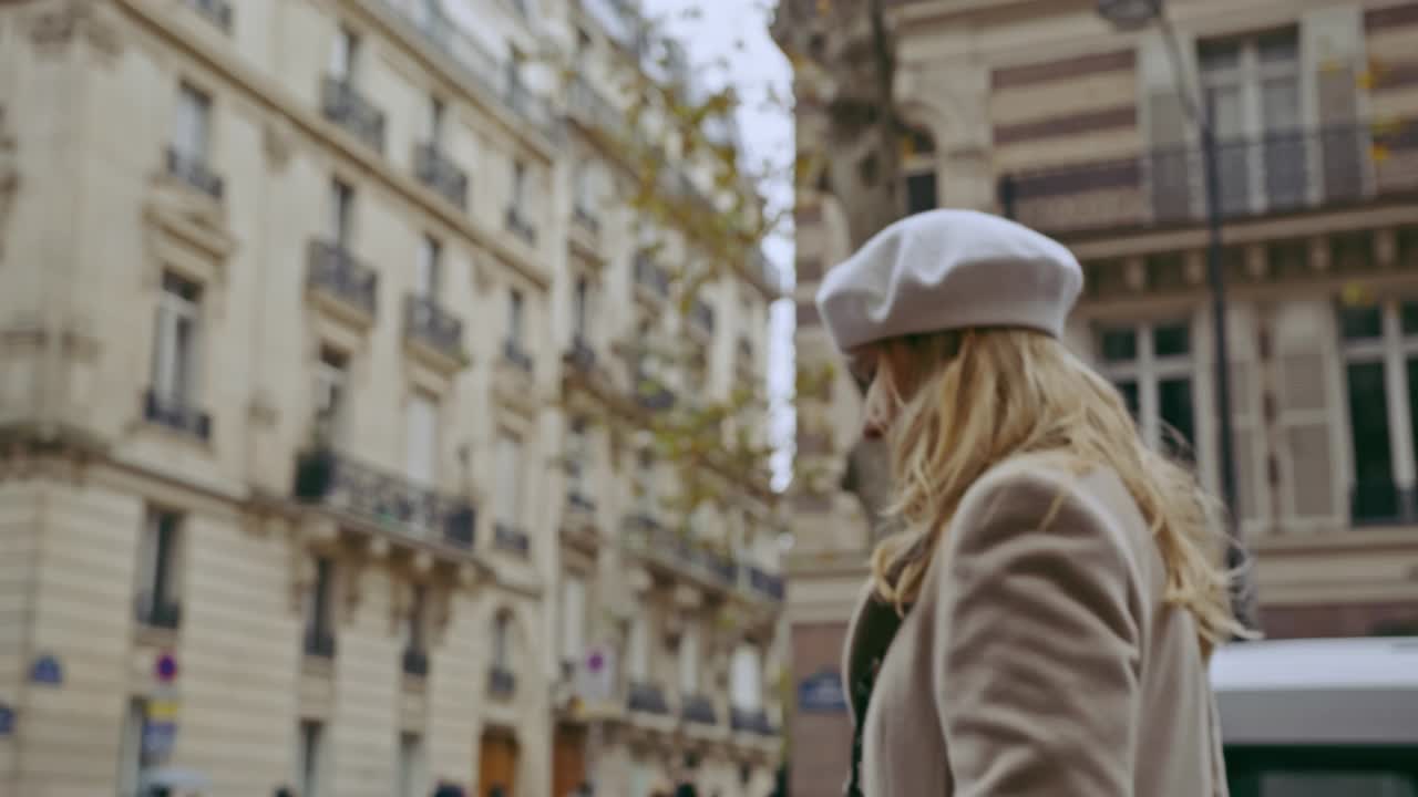 一个法国女人戴着贝雷帽沿着艾菲尔铁塔走视频下载