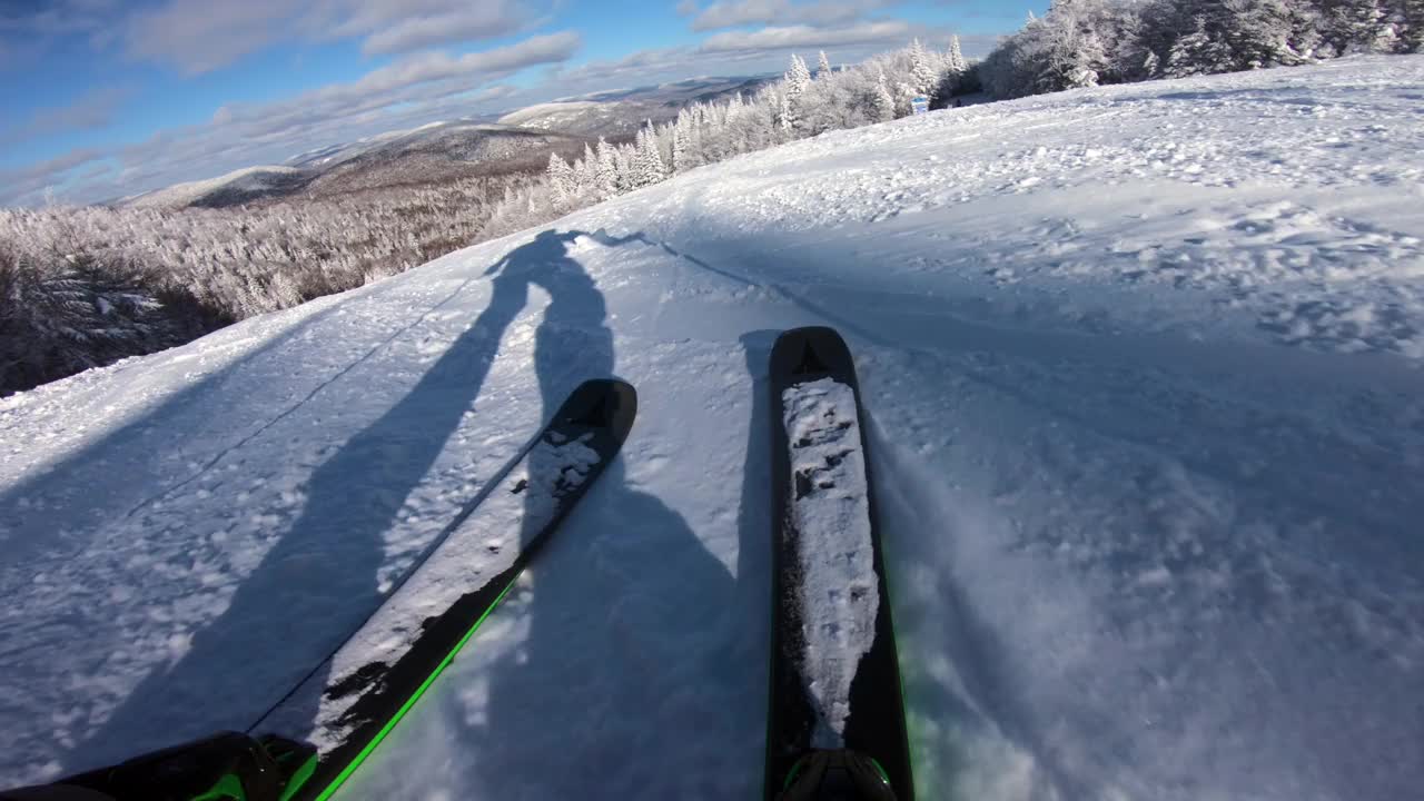 滑雪。滑雪动作相机的滑雪者在山上的雪坡上用高山滑雪下山的滑雪板的视图。男人滑雪下坡，享受滑雪的乐趣。冬季运动户外活动视频。视频下载