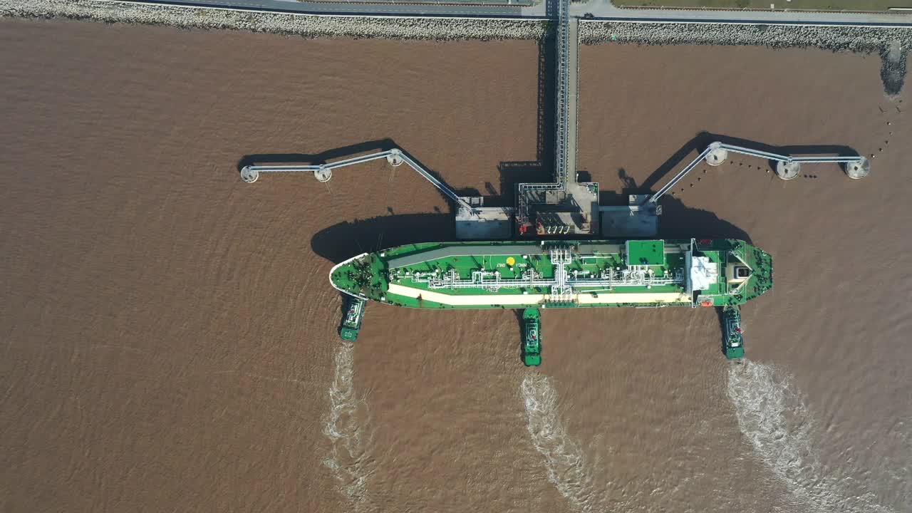 一艘停泊在码头上的液化天然气(LNG)油轮的实时/鸟瞰图视频素材