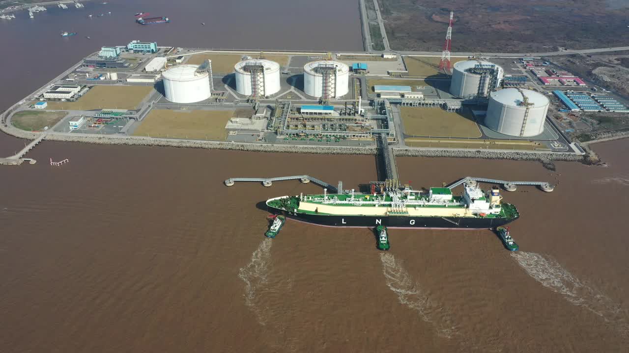 一艘停泊在码头上的液化天然气(LNG)油轮的实时/鸟瞰图视频素材