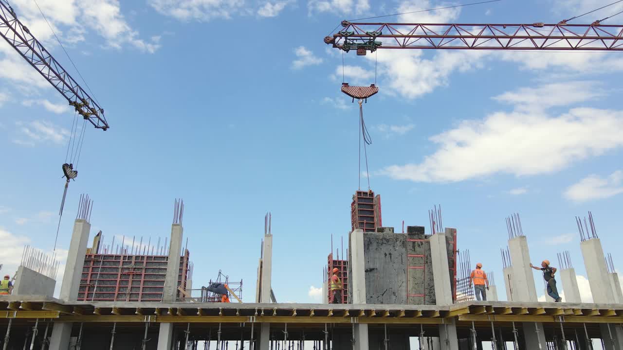 塔吊和工人正在建造的高层混凝土住宅。房地产开发概念视频素材