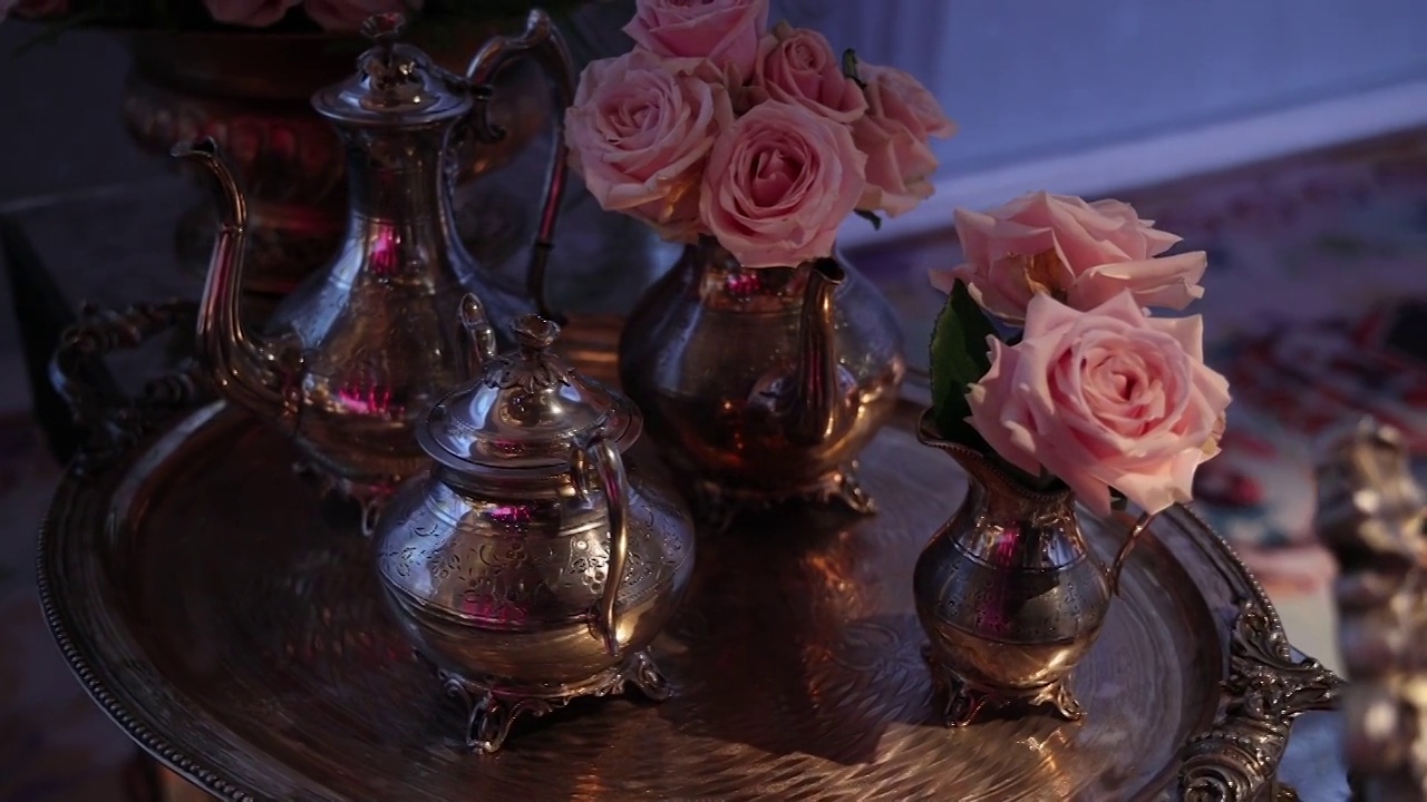土耳其人的饮料，家庭桌子装饰，茶壶装饰，古董茶壶和粉红色的花视频下载