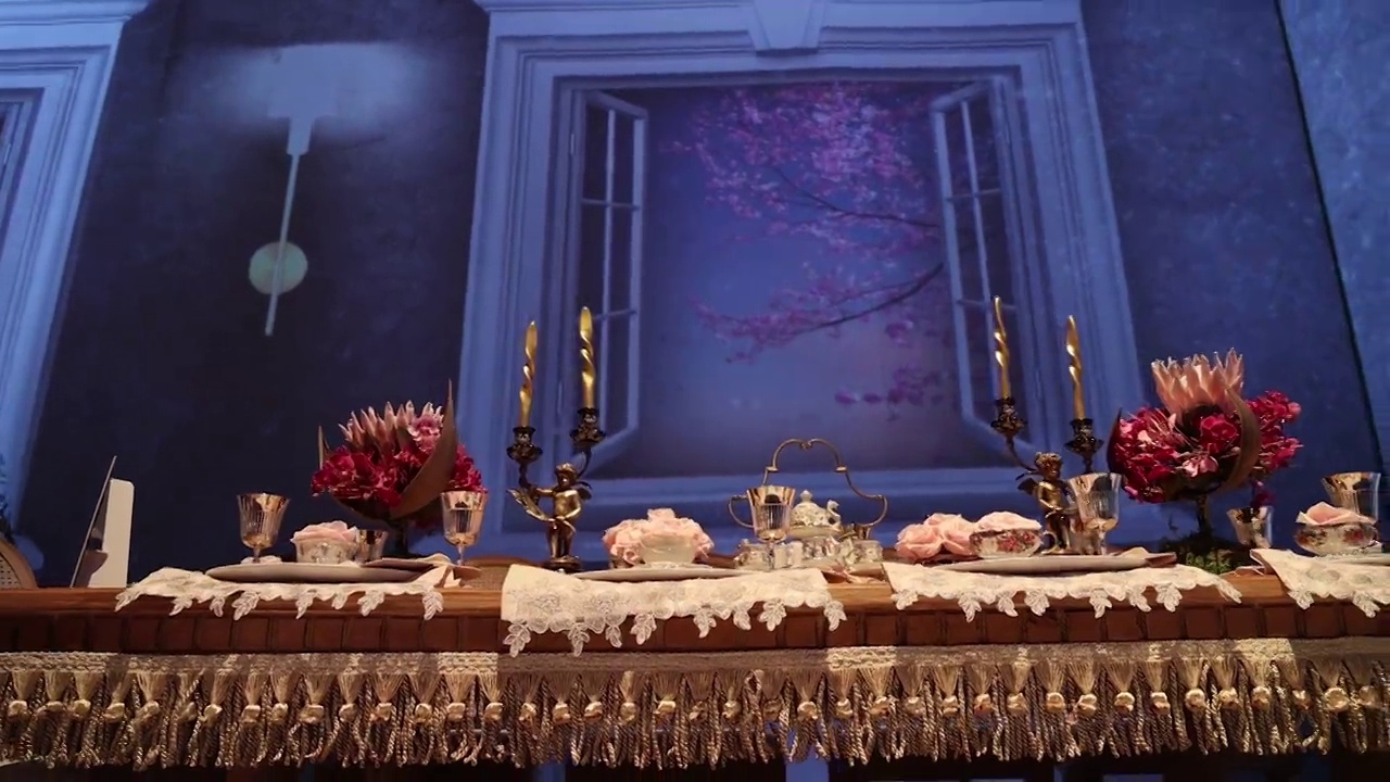 浪漫的粉色概念婚礼桌，粉色概念餐桌，浪漫的装饰婚礼桌，豪华的餐桌准备，优雅的婚礼邀请桌，粉色蜡烛烛台，婚礼装饰粉色蜡烛灯视频下载